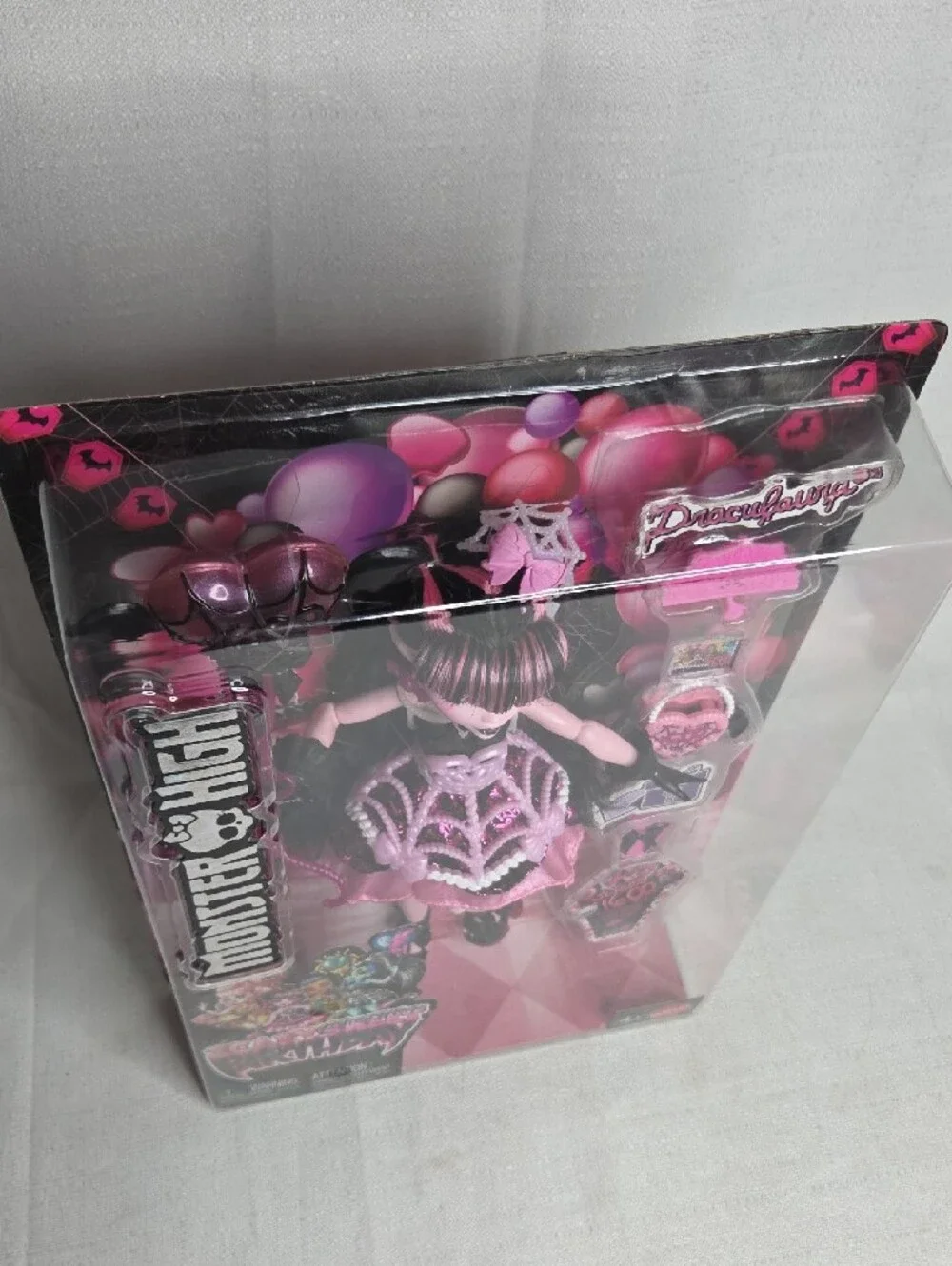 Mattel Draclaura's Scary Sweet Birthday Fashion Doll With 7 Accessoires